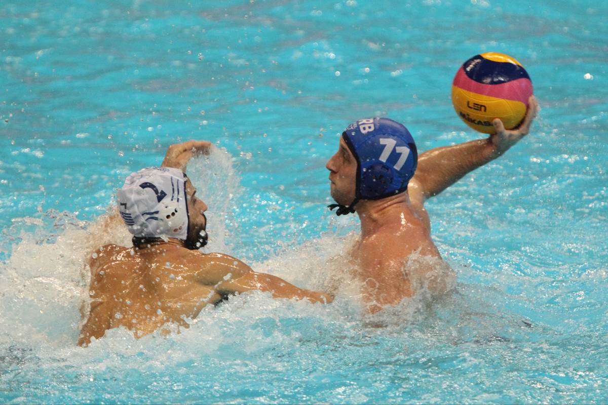 Andrija Prlainović šutira na gol