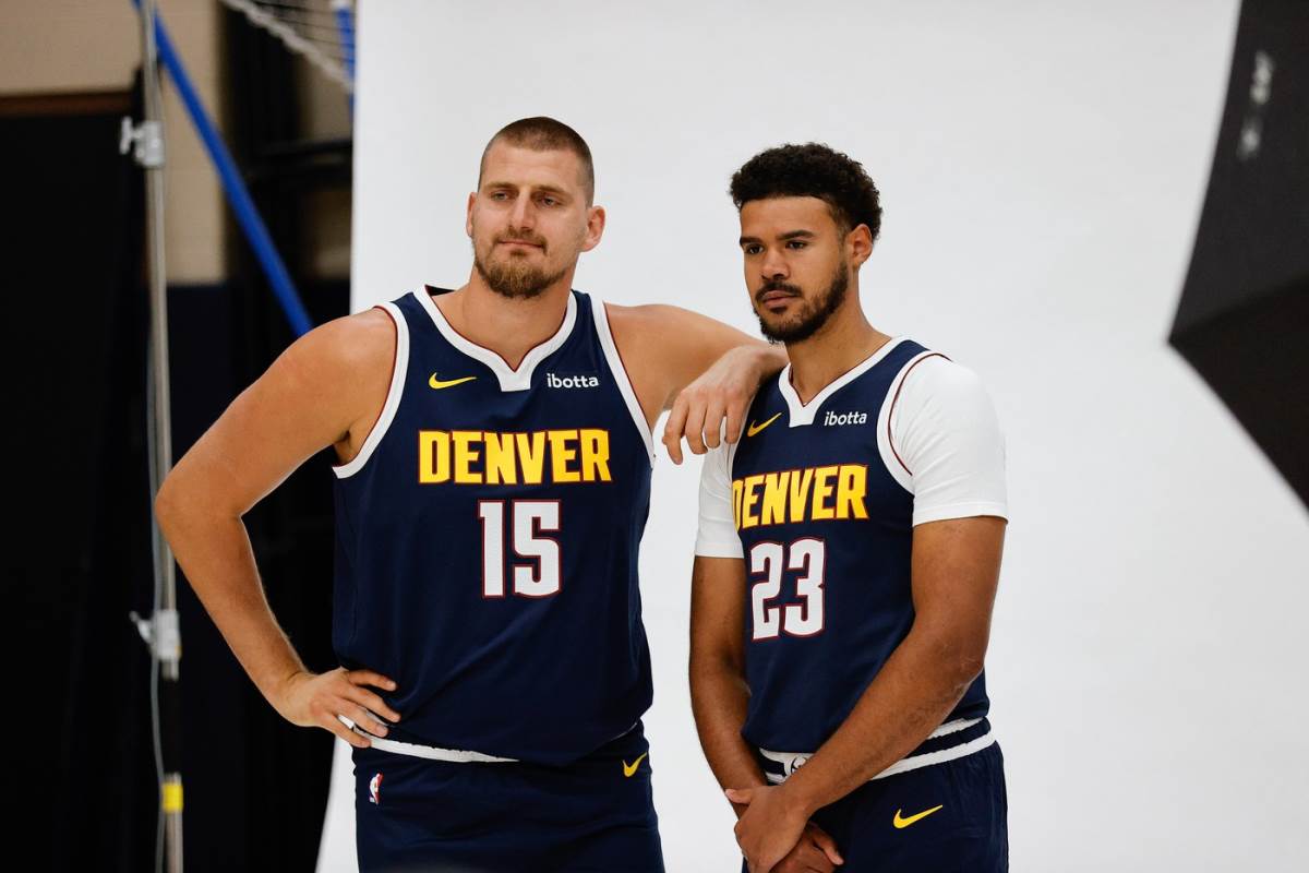 Nikola Jokić i Kem Džonson na slikanju za Denver