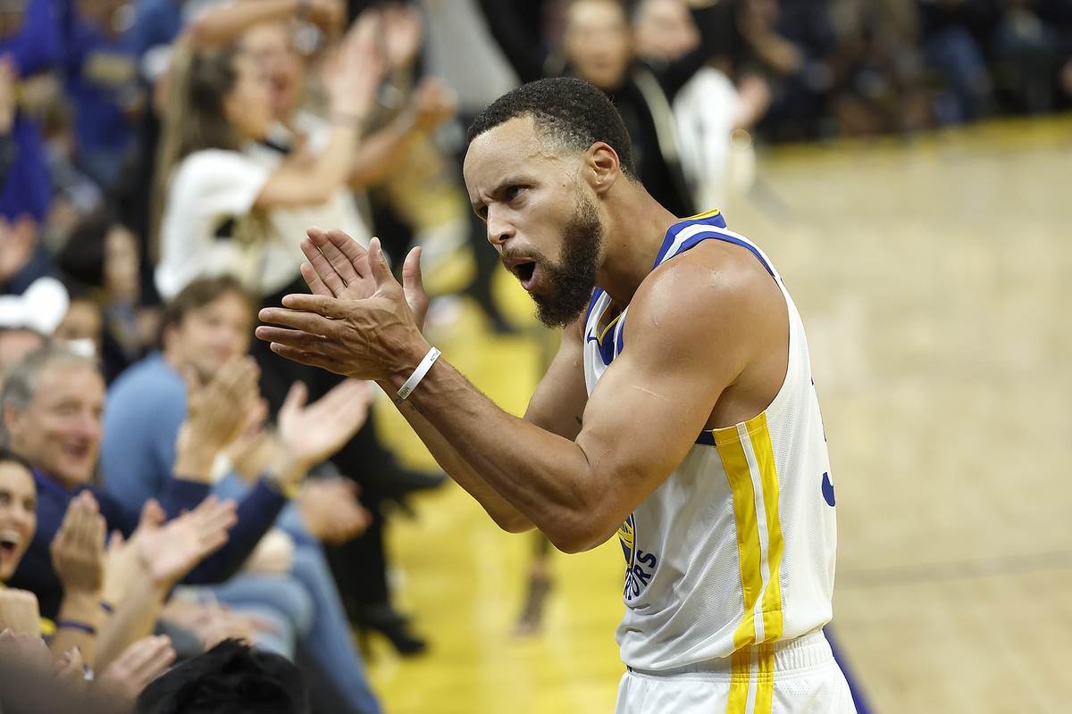 Stef Kari  bodri sebe posle poena