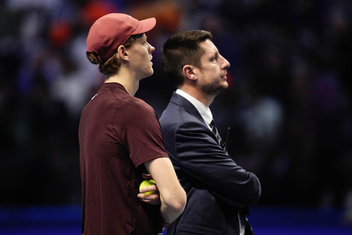 Janik Siner gleda ka tribinama gde je pozlilo navijaču