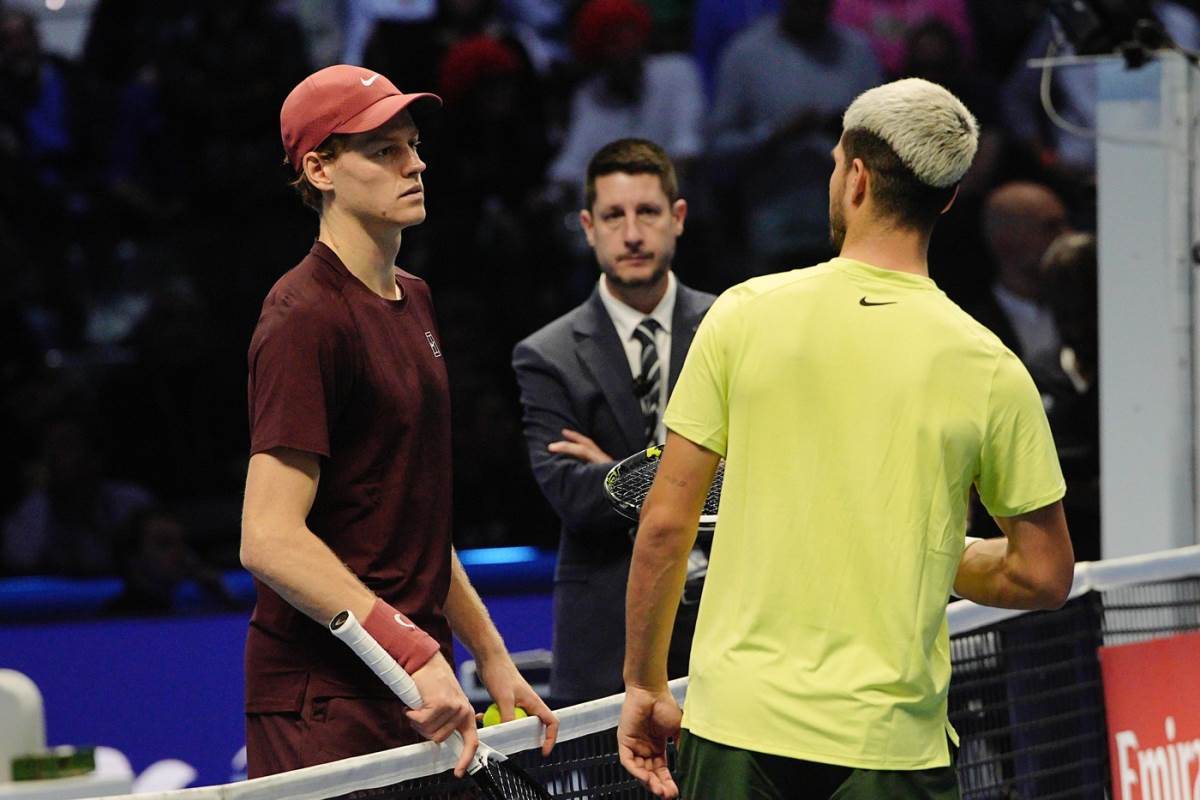 Janik Siner i Karlos Alkaraz na mreži u finalu završnog Mastersa