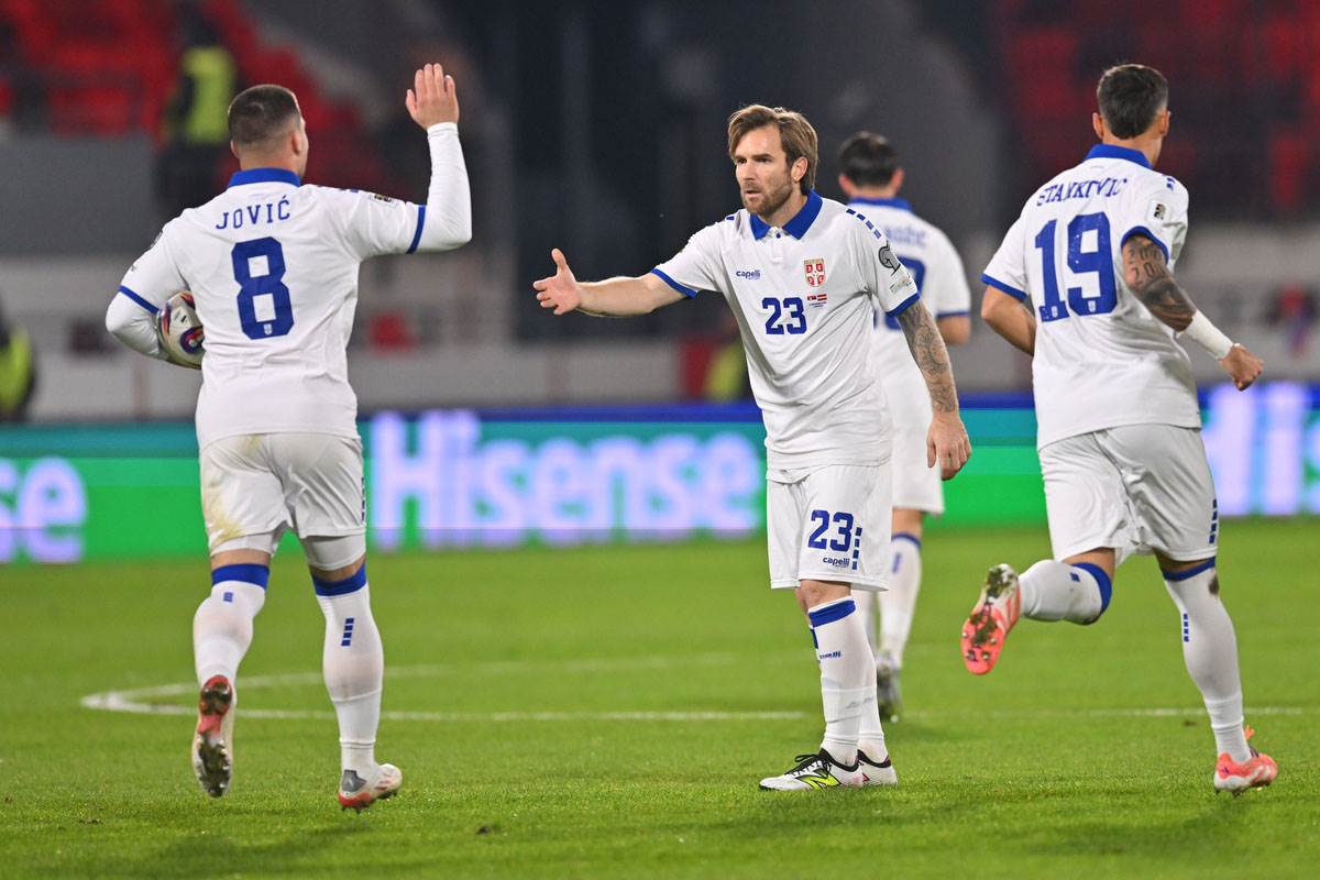 Aleksandar Katai i Luka Jović se pozdravljaju na Srbija Letonija