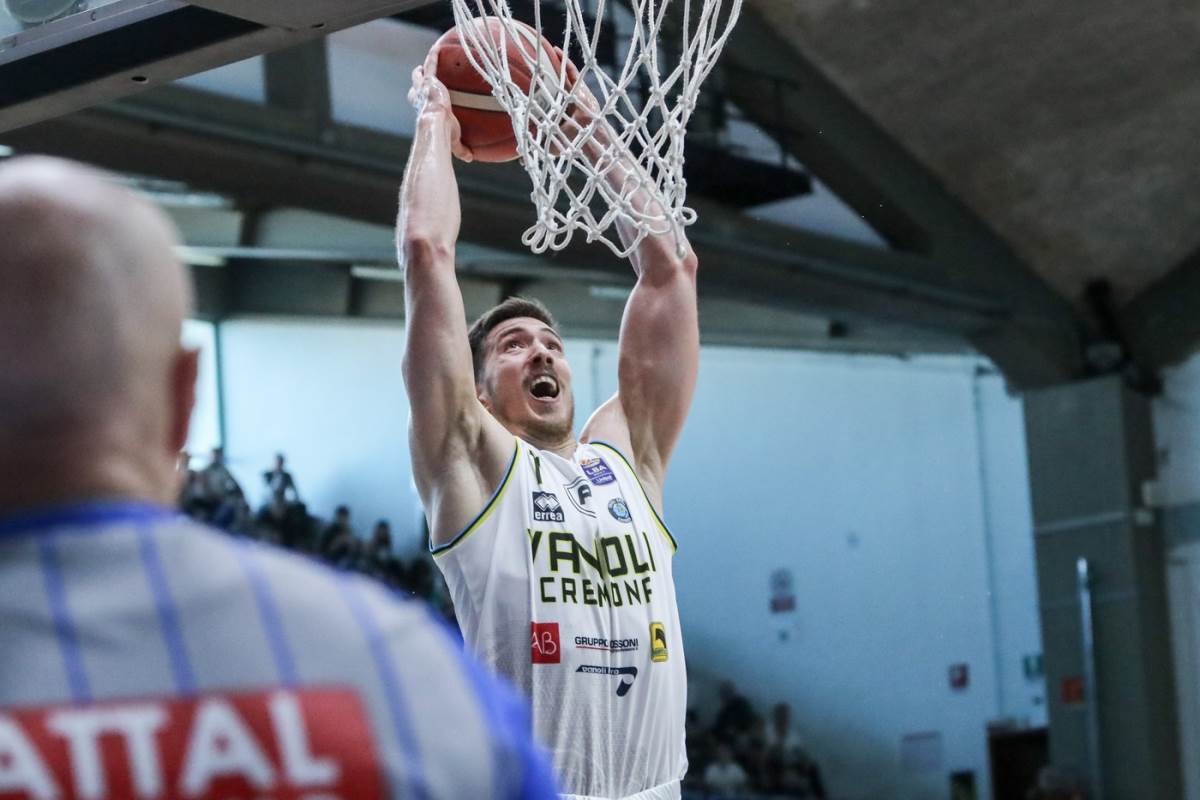 Stefan Nikolić srpski košarkaš u dresu Kremone u Italiji