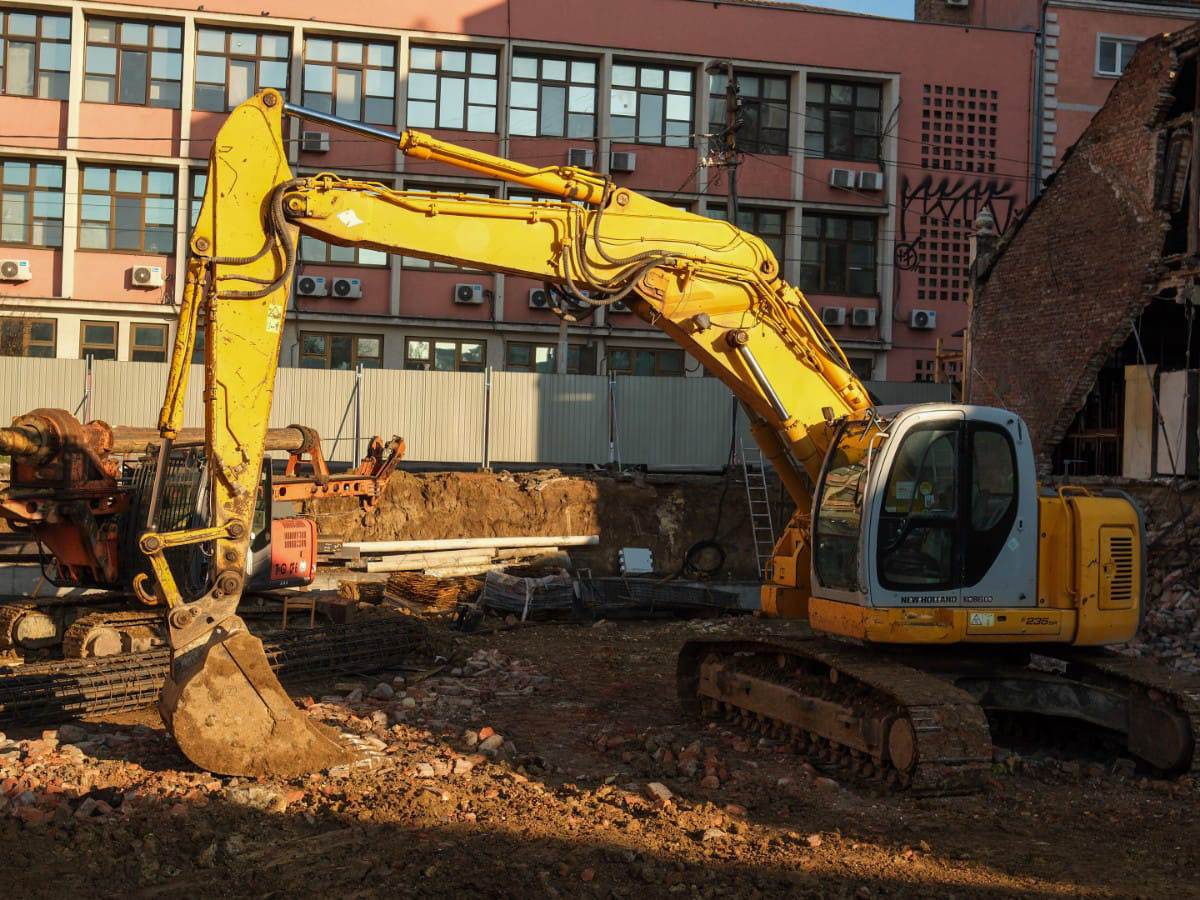 Vracar urusavanje zgrade pored gradilista (1).jpg