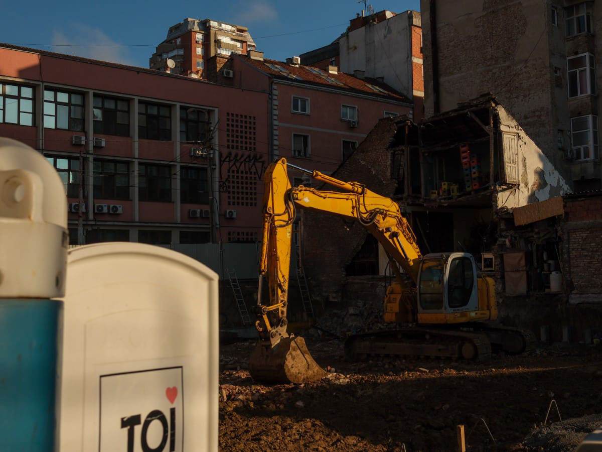 Vracar urusavanje zgrade pored gradilista (4).jpg