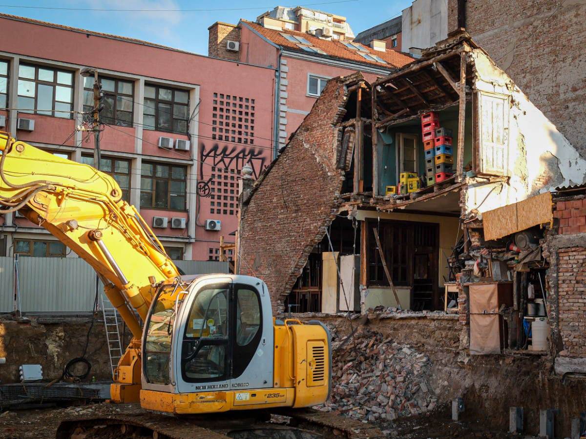 Vracar urusavanje zgrade pored gradilista (5).jpg