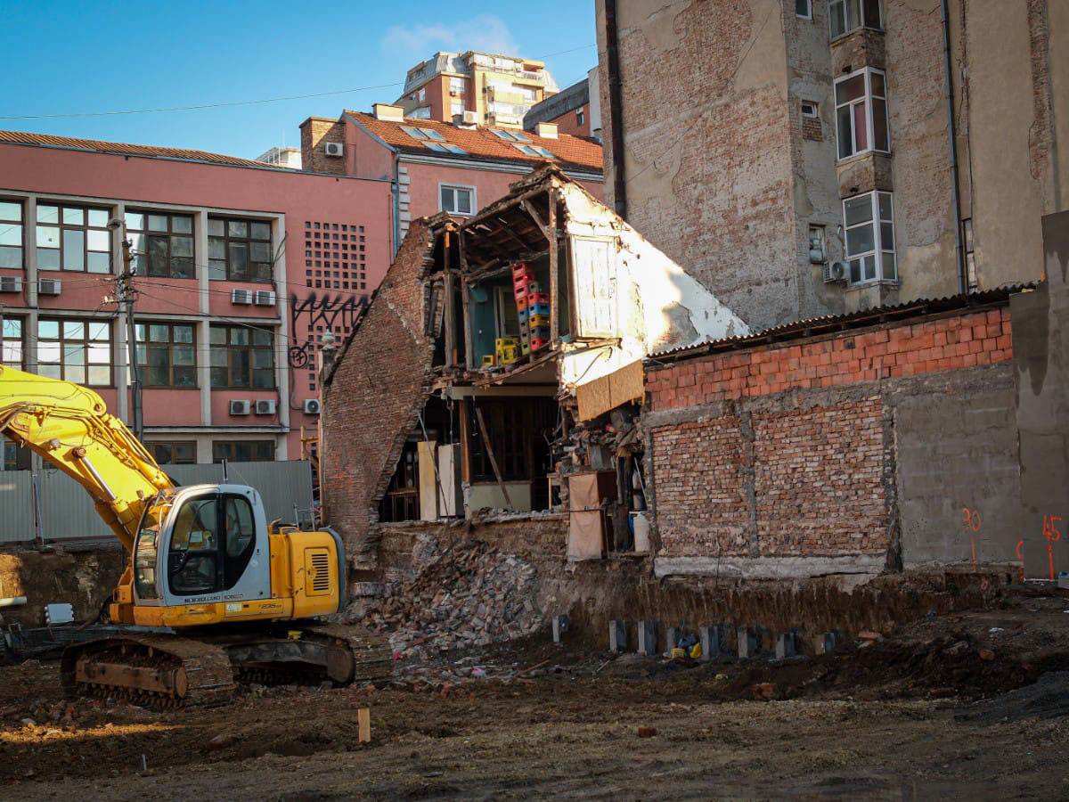 Vracar urusavanje zgrade pored gradilista (6).jpg