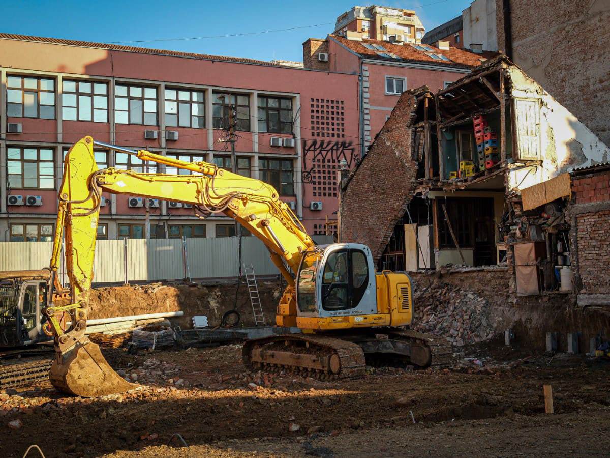 Vracar urusavanje zgrade pored gradilista (7).jpg