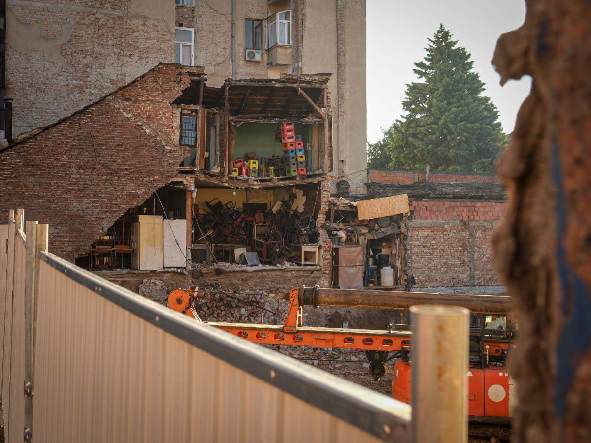 Vracar urusavanje zgrade pored gradilista (9).jpg