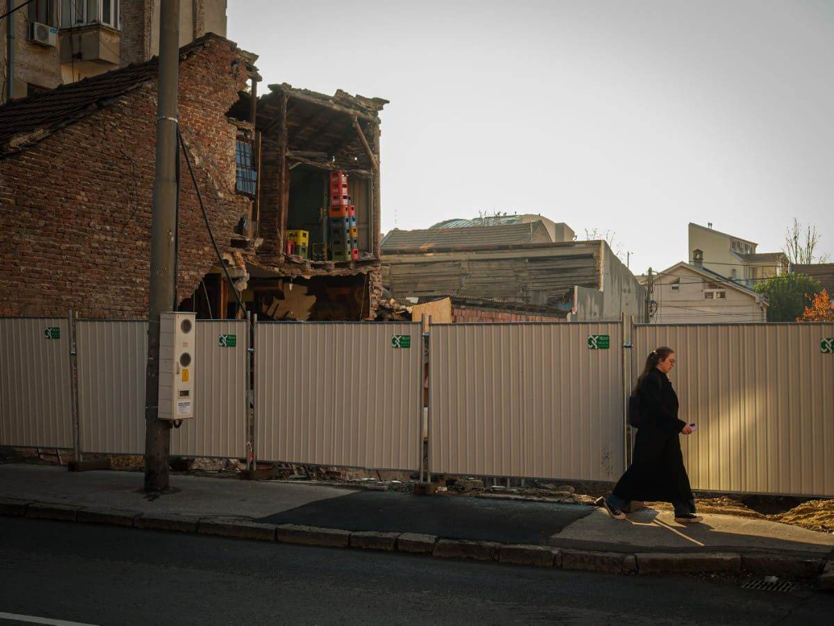 Vracar urusavanje zgrade pored gradilista (12).jpg