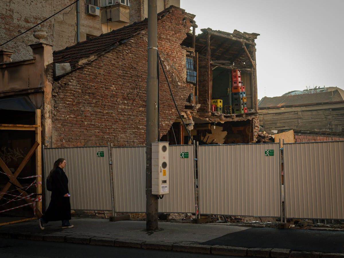 Vracar urusavanje zgrade pored gradilista (13).jpg