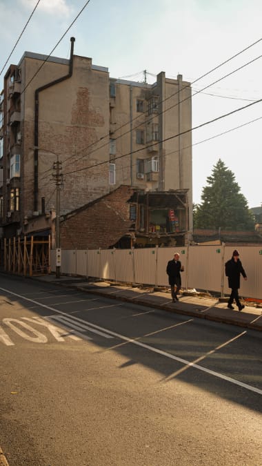 Vracar urusavanje zgrade pored gradilista (1).jpg