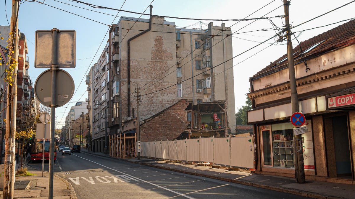 Vracar urusavanje zgrade pored gradilista (2).jpg