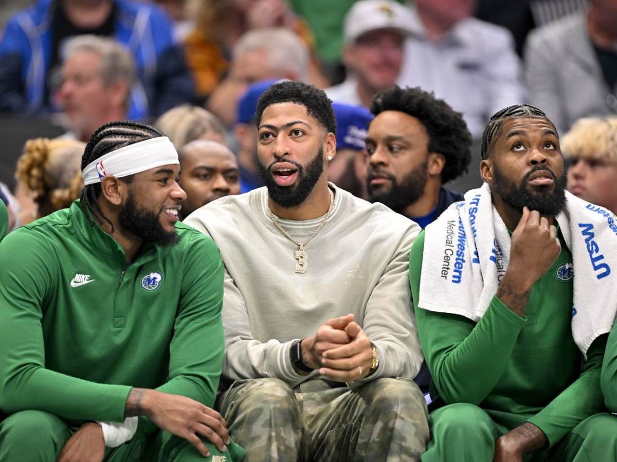 Entoni Dejvis na klupi Dalasa