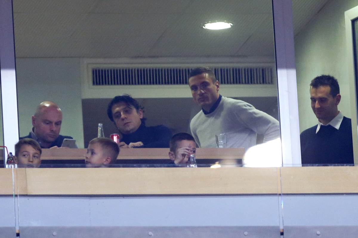 Mihajlo Pjanović i Nemanja Vidić na utakmici košarkaša u Areni