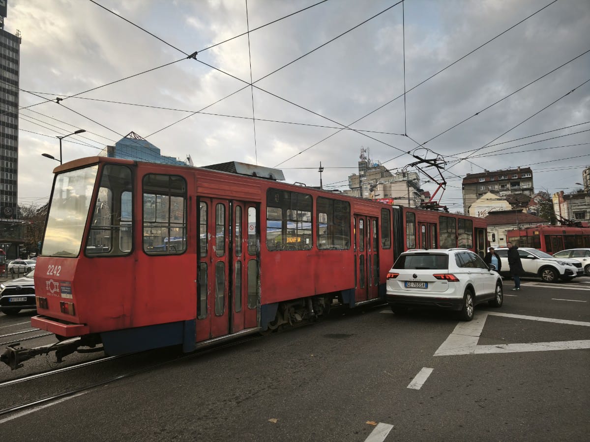 sudar tramvaja i putnickog vozila na slaviji (2).jpg
