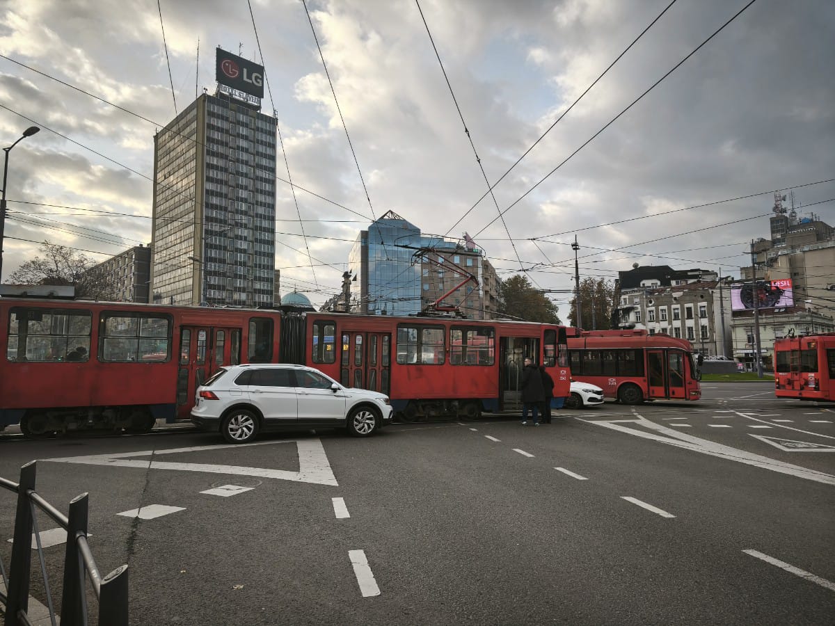 sudar tramvaja i putnickog vozila na slaviji (3).jpg