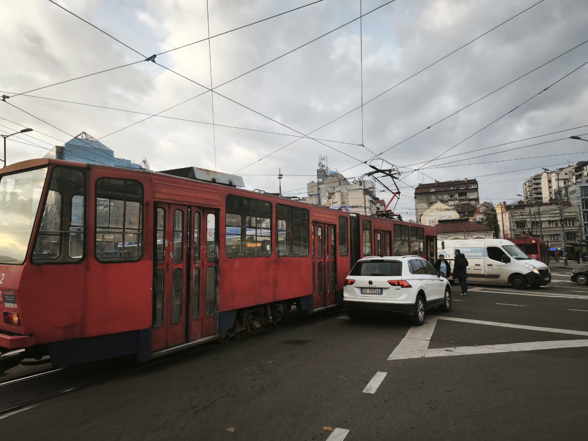 sudar tramvaja i putnickog vozila na slaviji (6).jpg