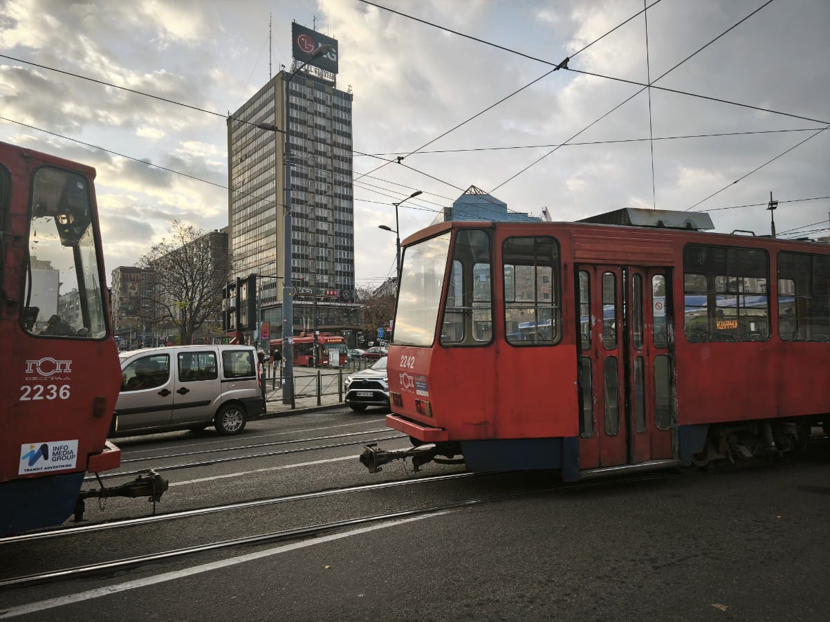 sudar tramvaja i putnickog vozila na slaviji (1).jpg