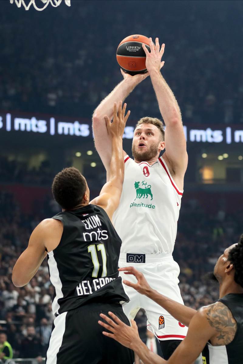 Nikolo Meli  šutira preko Dantea Egzuma na meču protiv Partizana