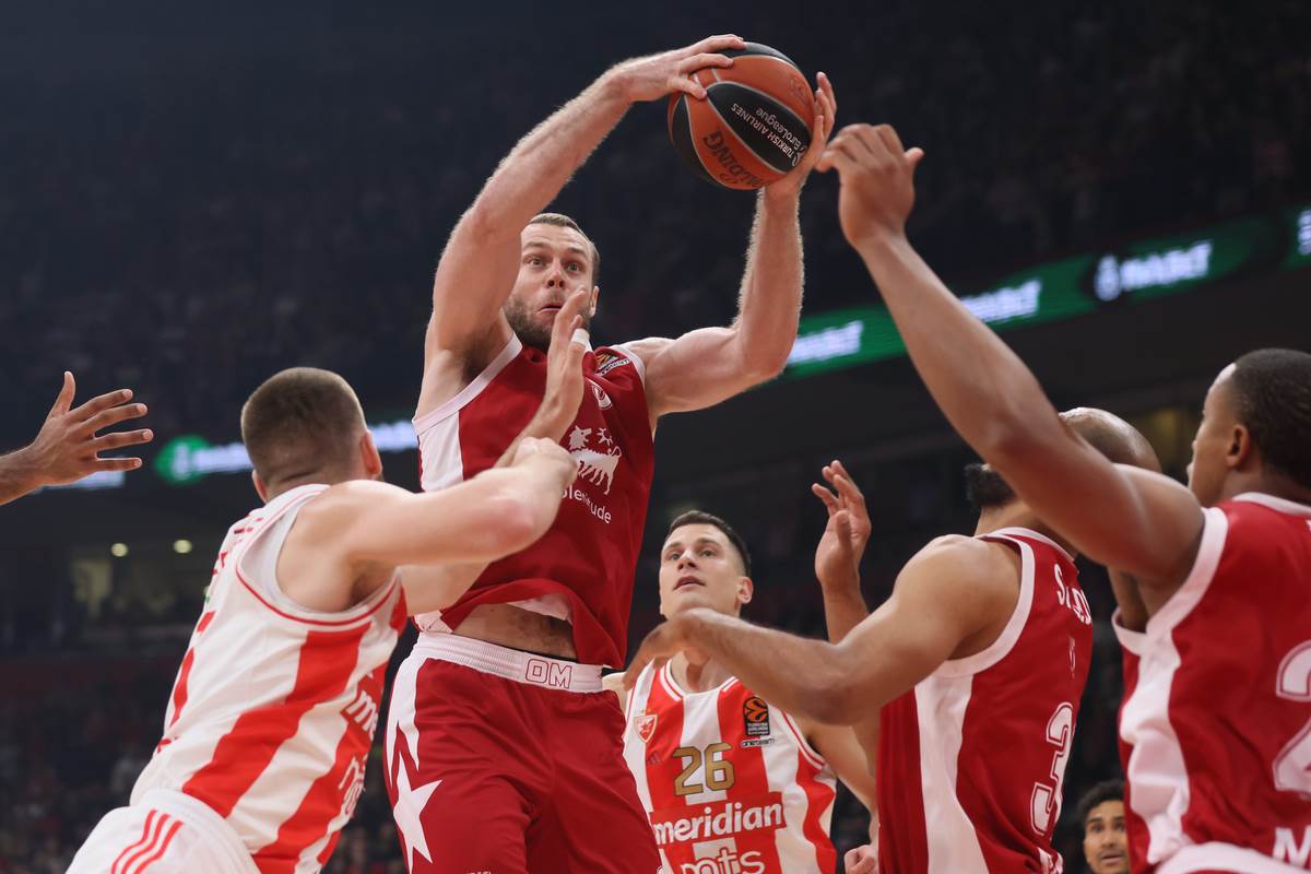 Nikolo Meli  se bori za posed protiv igrača Crvene zvezde