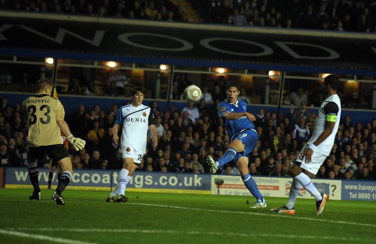 Nikola Žigić šutira na gol Briža u dresu Birmingema u utakmici Lige Evrope