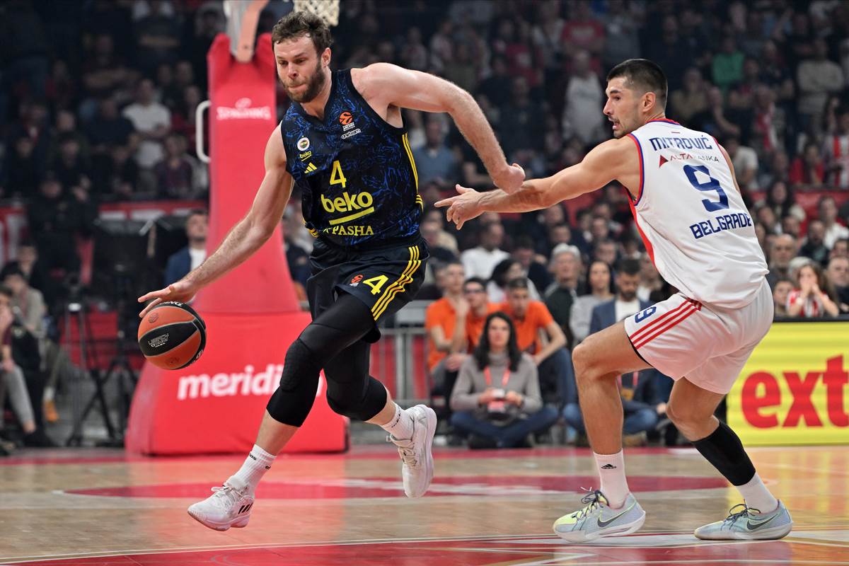 Nikolo Meli vodi loptu, dok ga čuva Luka Mitrović iz Crvene zvezde