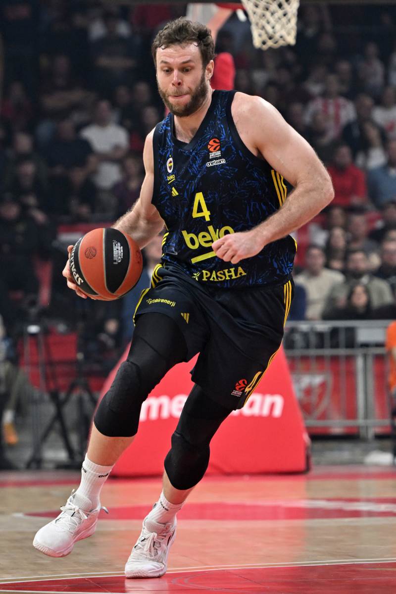 Nikolo Meli  vodi loptu