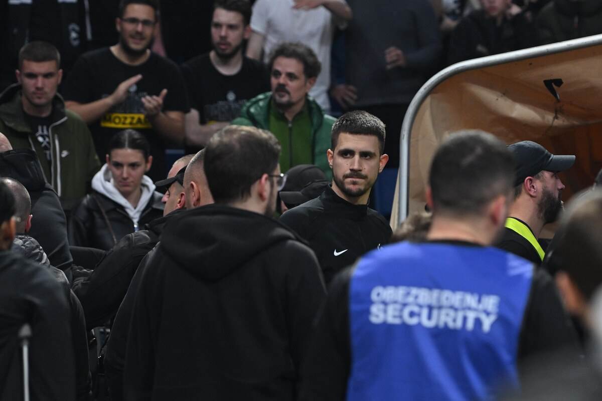 Povređeni kapiten Partizana Vanja Marinković u civilu na meču protiv Fenerbahčea