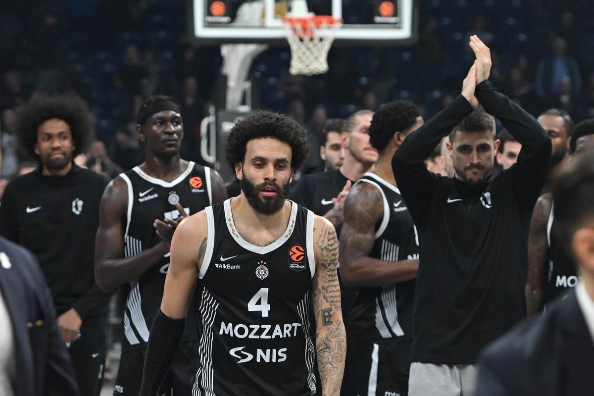 Duejn Vašington napušta teren posle utakmice Fenerbahče - Partizan