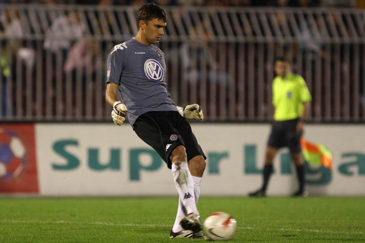 Darko Božović dodaje loptu u Partizanu