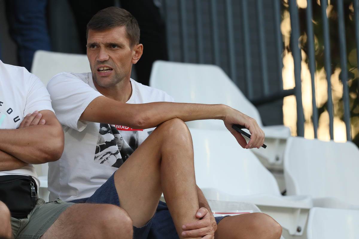 Darko Božović na tribinama gleda fudbalsku utakmicu