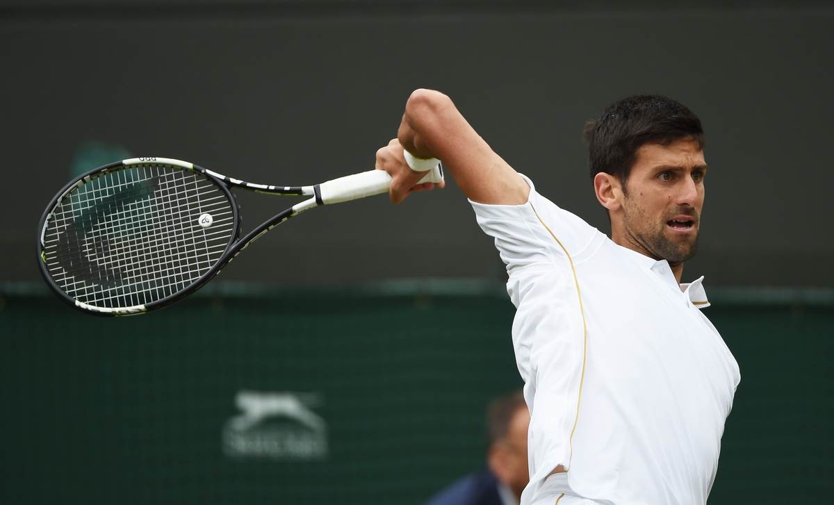 Novak Đoković udara lopticu