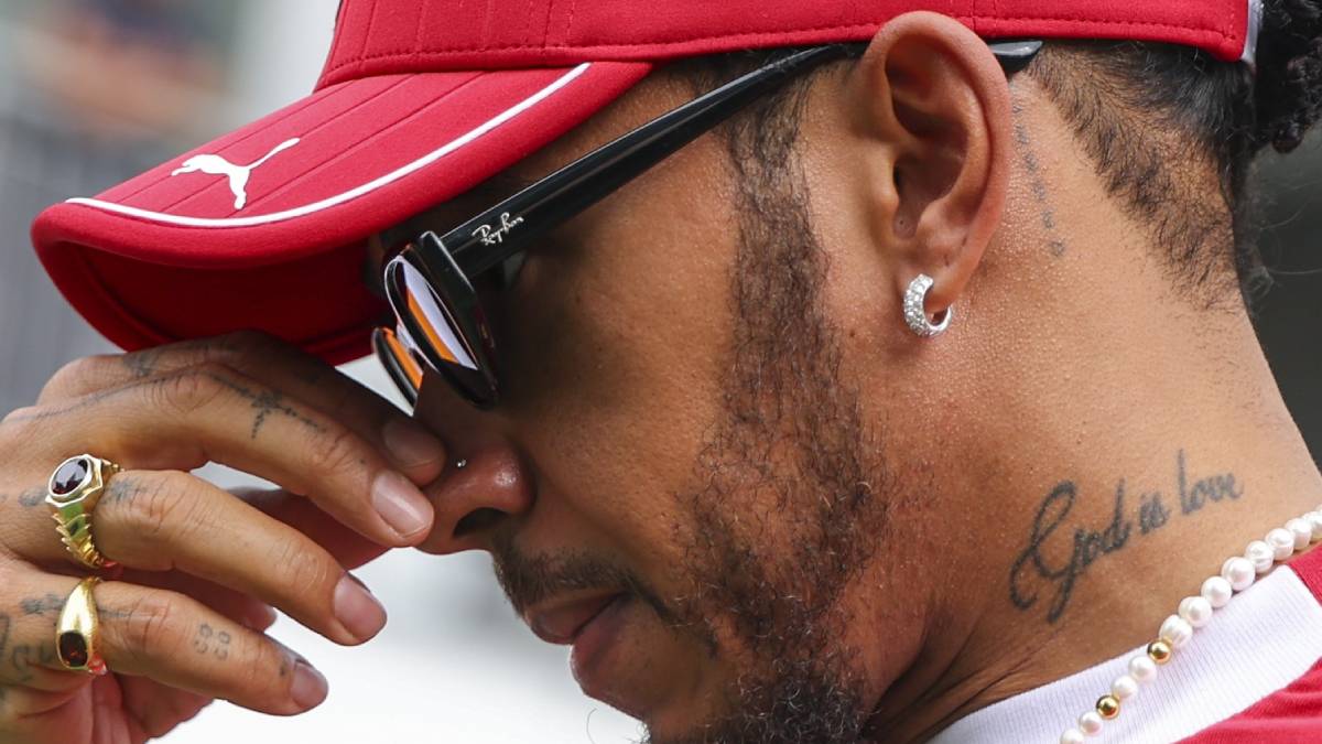 Luis Hamilton se drži za glavu u Ferariju