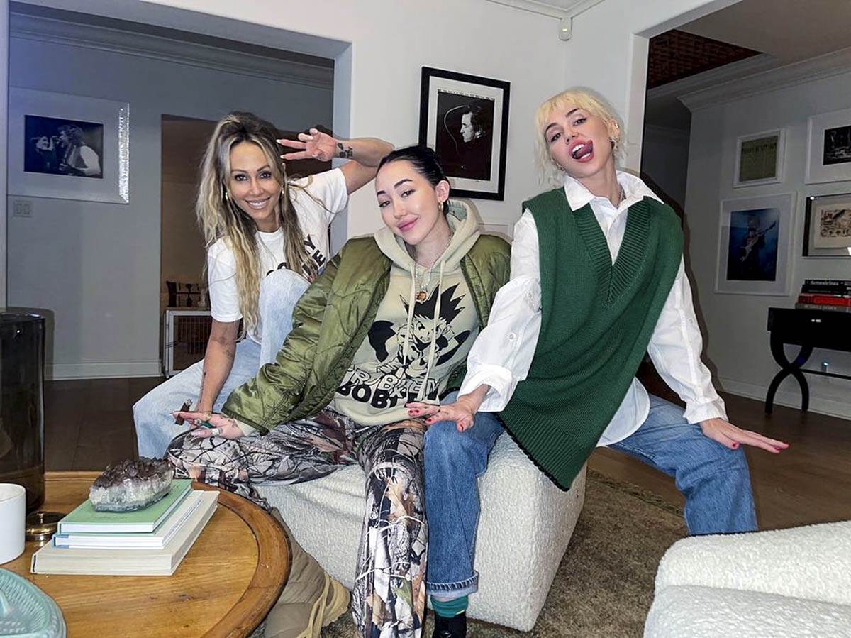 Majli Sajrus Tiš Sajrus.jpg