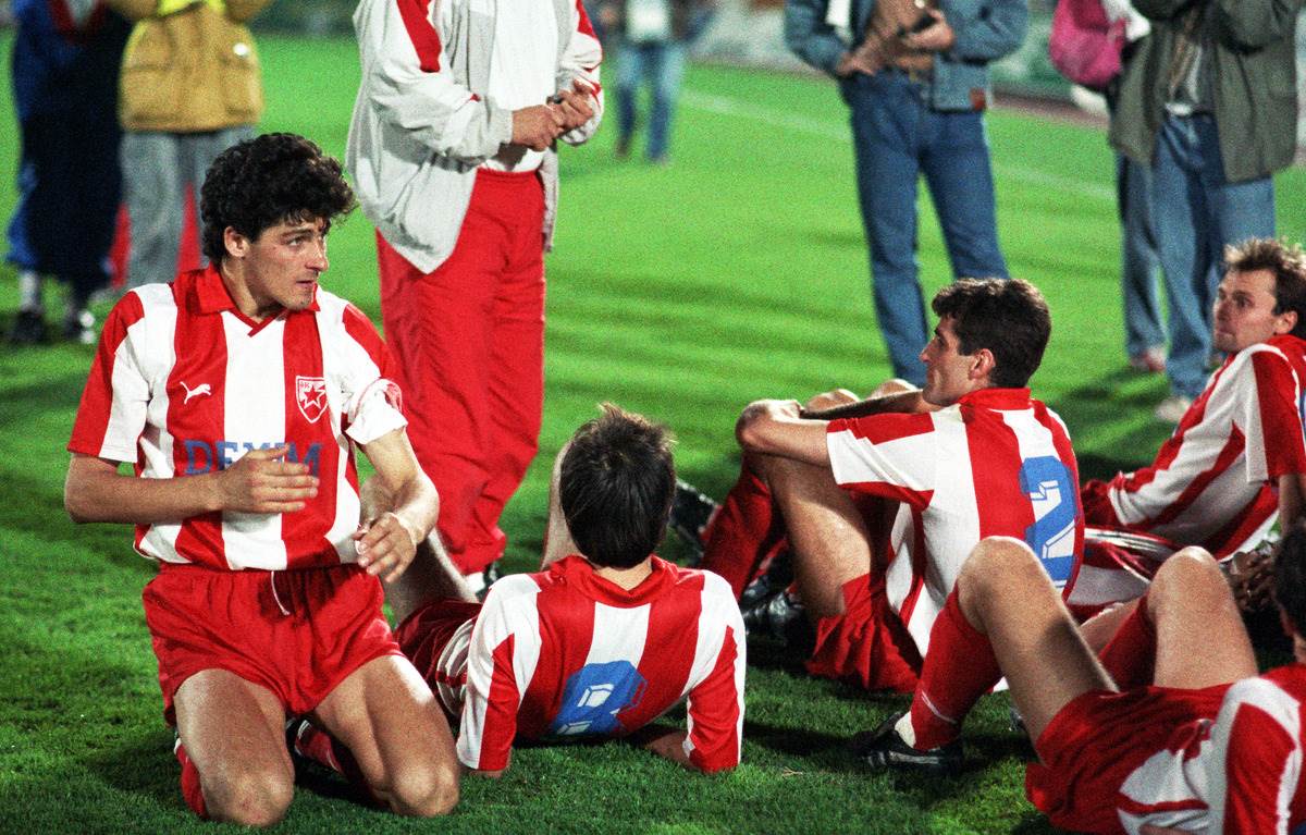 Mile Belodedić, Duško Radinović i Dragiša Binić pred izvođenje penala u Crvenoj zvezdi