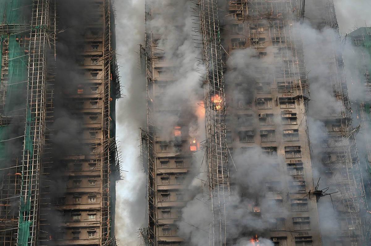 Požar zahvatio soliter u prigradskom okrugu Tai Po u Hongkongu (3).jpg