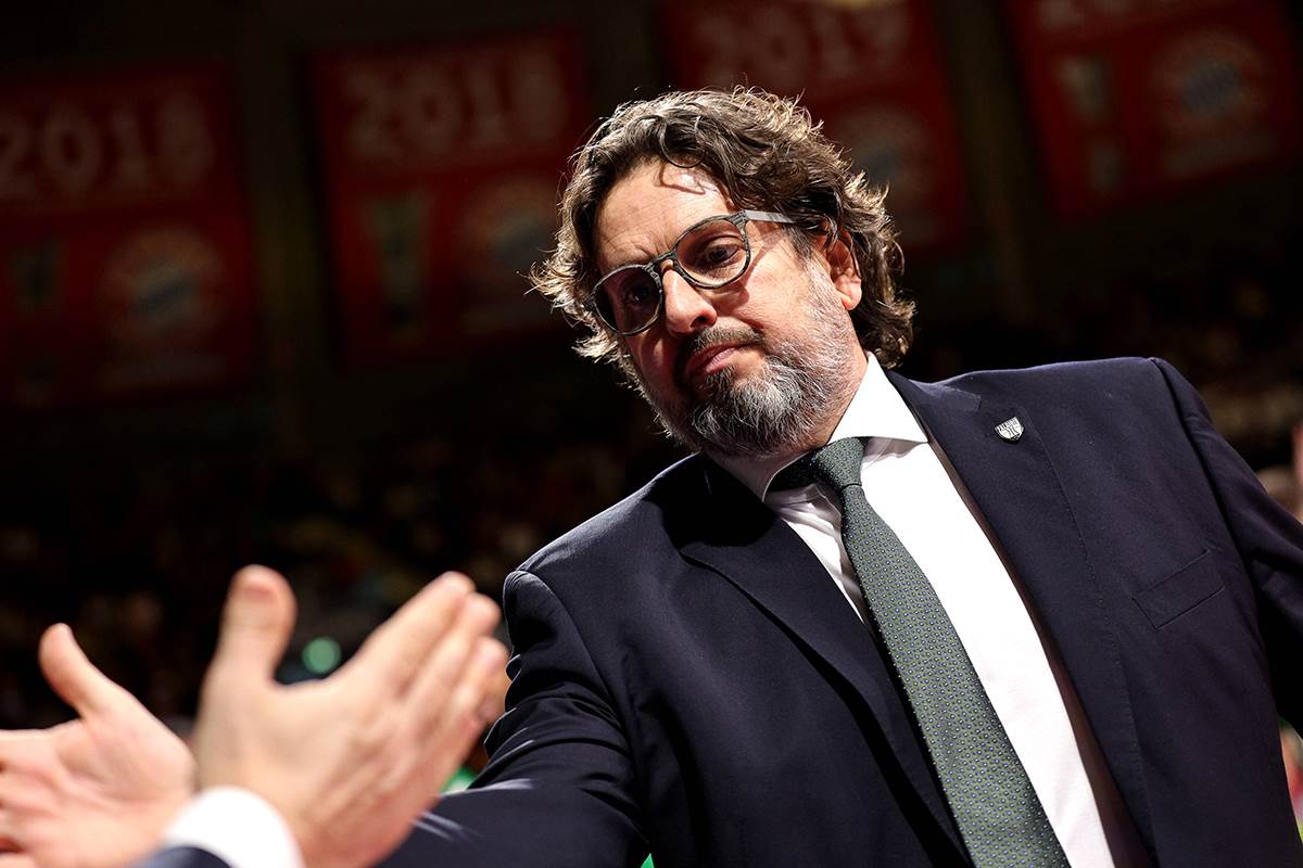 Andrea Trinkijeri pruža ruku na utakmici