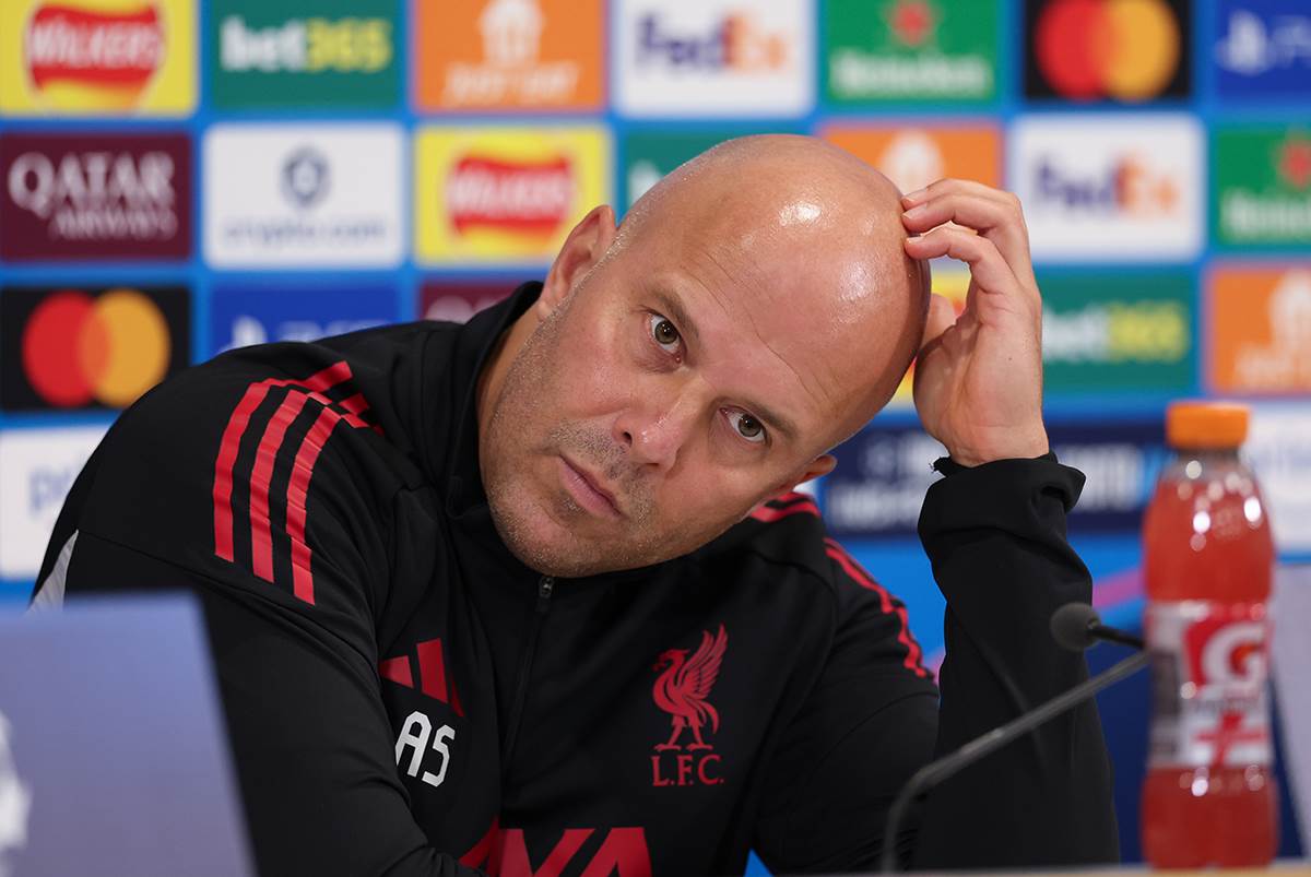 Arne Slot se češe po glavi.