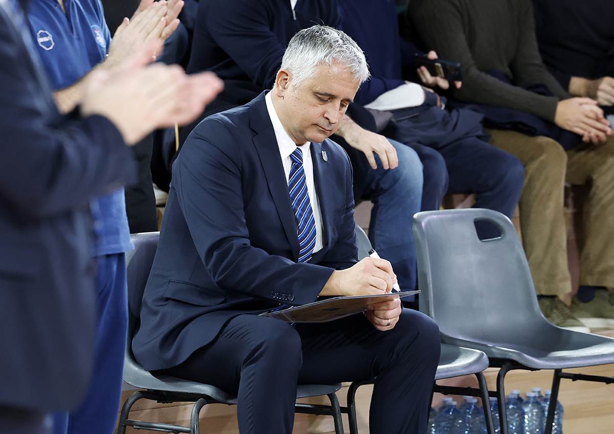 Igor Kokoškov drži tablu u ruci na klupi Efesa.