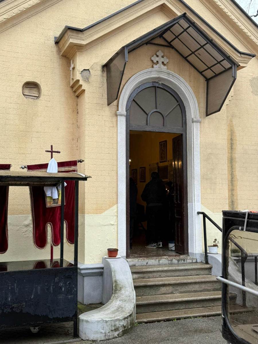 unošenje sanduka u crkvu (2) copy.jpg