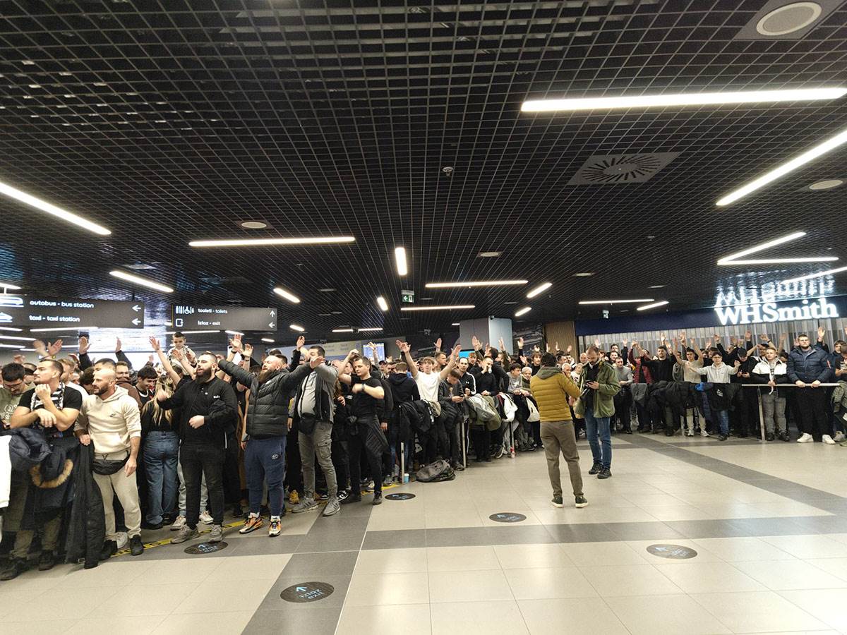 Navijači Partizana dočekuju Željka Obradovića