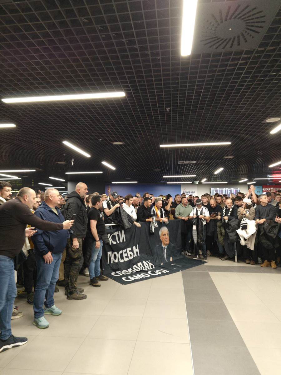 Navijači Partizana dočekuju Željka Obradovića