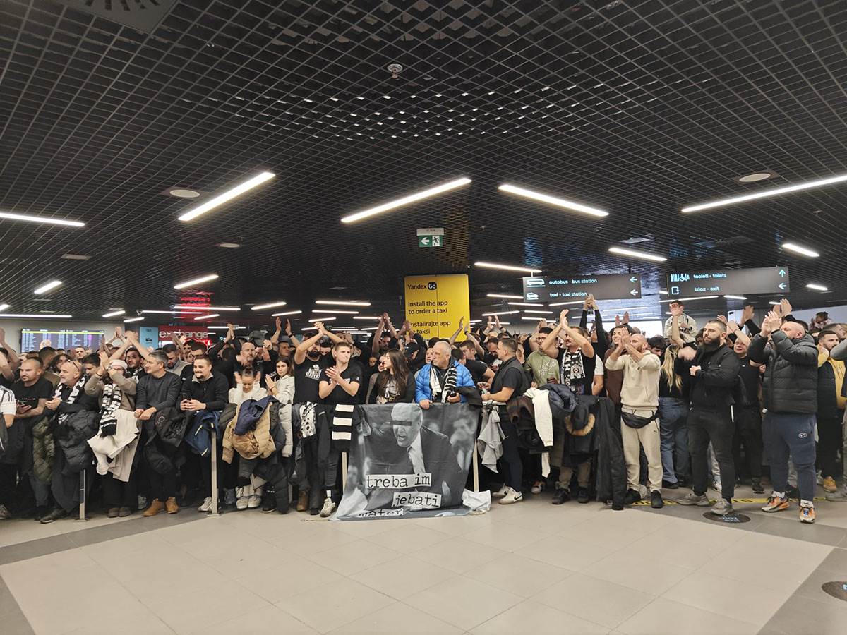 Navijači Partizana dočekuju Željka Obradovića (3).jpg