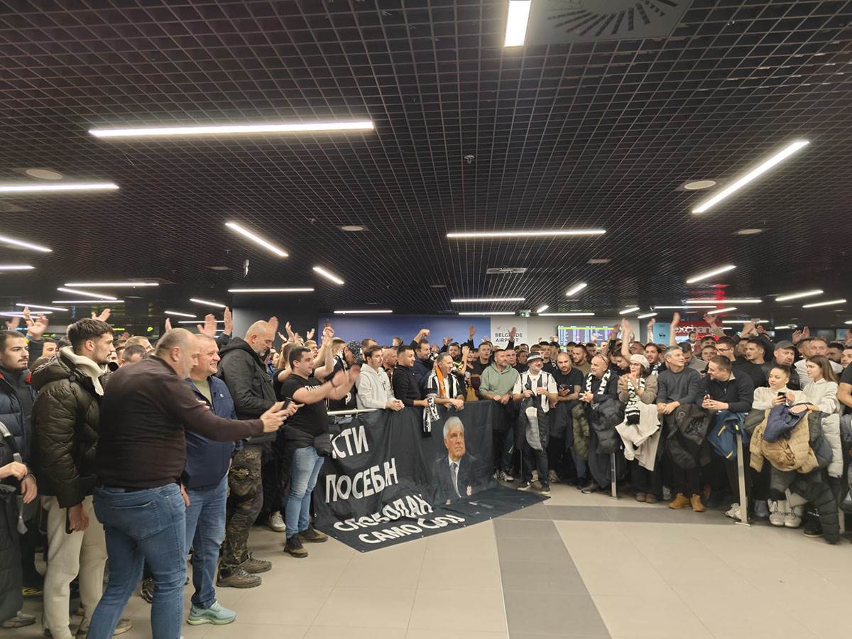 Navijači Partizana dočekuju Željka Obradovića (5).jpg