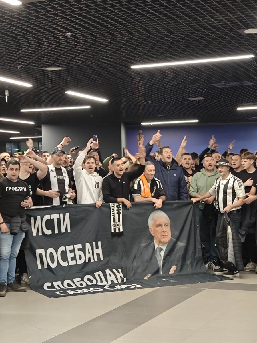 Navijači Partizana dočekuju Željka Obradovića (6).jpg
