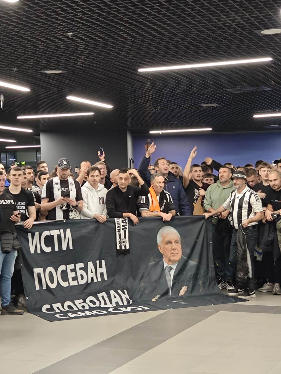 Navijači Partizana dočekuju Željka Obradovića (7).jpg