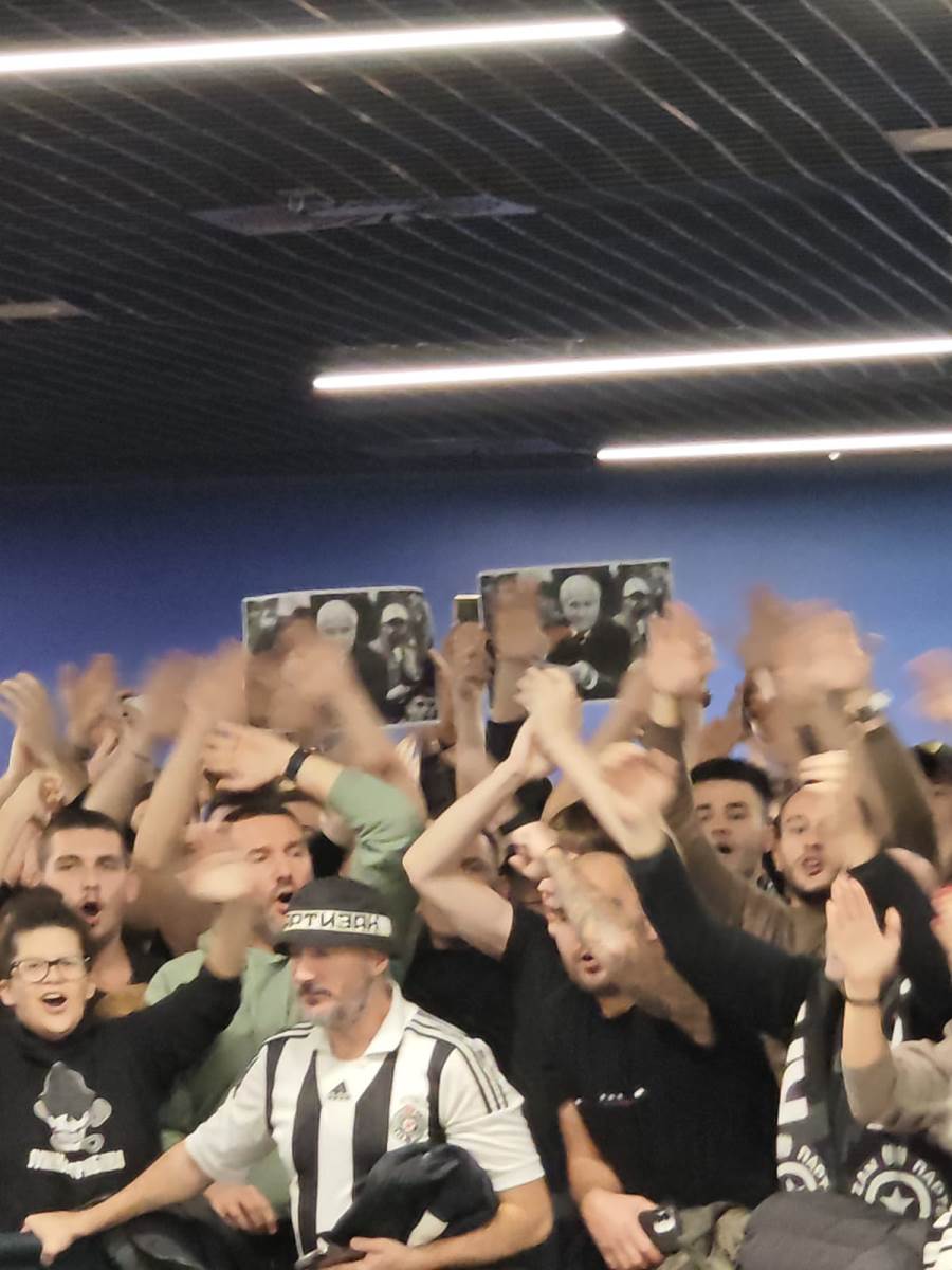 Navijači Partizana dočekuju Željka Obradovića (1).jpg