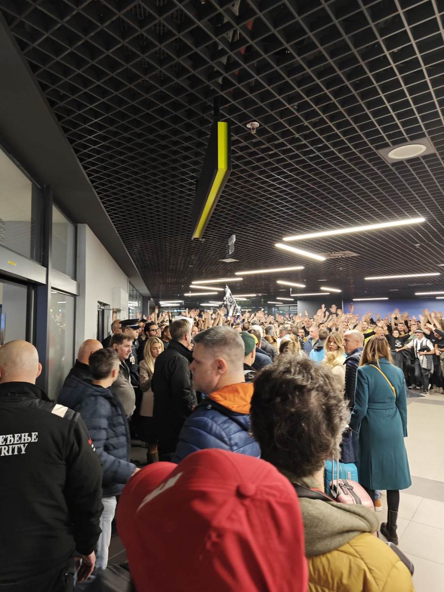 Navijači Partizana dočekuju Željka Obradovića (2).jpg