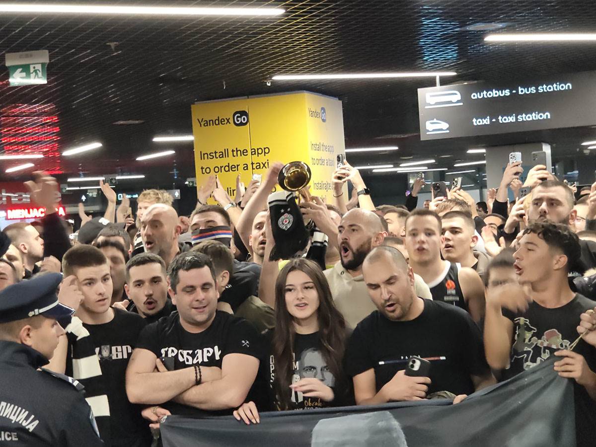 Navijači Partizana dočekuju Željka Obradovića.jpg